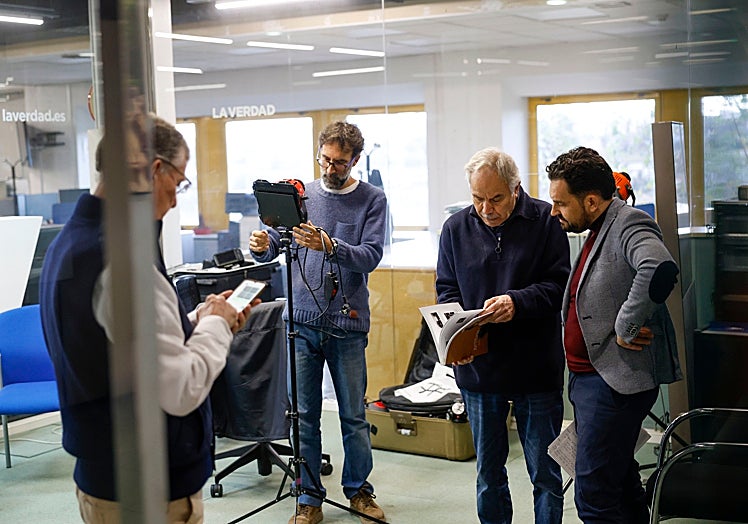 Rodaje de 'A través del espejo' en la Redacción de LA VERDAD.